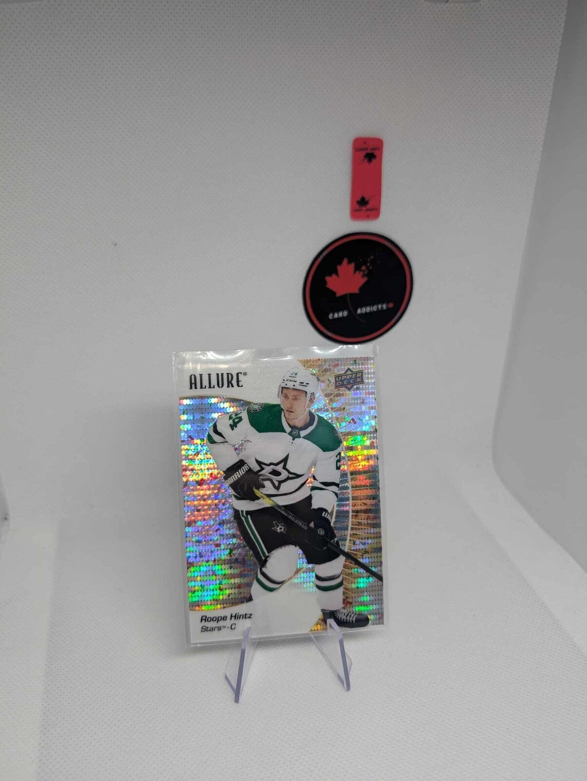 2023-24 Upper Deck Allure Gold Glitter Bomb /199 Roope Hintz #30